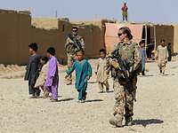 Eine Soldatin läuft während einer Patrouille durch ein Dorf in Afghanistan