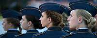 Vier Frauen stehen angetreten in der Fomation