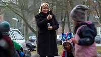 Wehrbeauftragte und Kitakinder Spielende Kinder und mittendrin steht die Wehrbeauftragte Dr. Eva Högl
