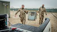 Hauptfeldwebel Tino L. verlädt mit seinem Kameraden eine Falle zur Schädlingsbekämpfung im Camp von Mazar e Sharif