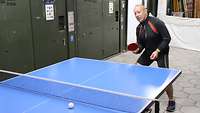 Oberstabsfeldwebel Uwe K. beim Ballwechsel an der Tischtennisplatte