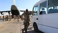 Oberstabsgefreiter der Reserve Patrick B. an seinem Bus auf dem Rollfeld der jordanischen Air#ENG Base