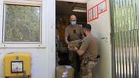 Oberstabsfeldwebel der Reserve Markus F. übergibt eine Postsendung an einen Soldaten der EUTM MLI