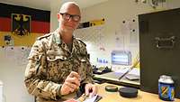 Oberstabsfeldwebel Markus F. stempelt im malischen Feldpostamt Koulikoro ausgehende Post von Hand