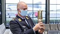 Pilot Oberstleutnant Dirk Junker mit dem Friedenslicht