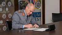 Generalmajor Oliver Kohl unterzeichnet Innovationsinitiative in der FüAkBw
