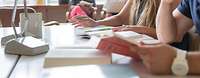 Bibliothek_Studierende Hände, die ein Buch halten