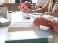 Bibliothek_Studierende Hände, die ein Buch halten