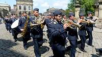 Luftwaffenmusikkorps Soldaten mit Instrumenten in der Dresdener Altstadt