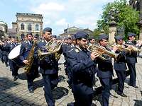Luftwaffenmusikkorps Soldaten mit Instrumenten in der Dresdener Altstadt