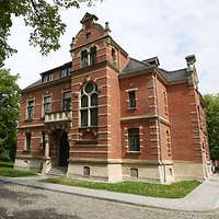 Ein historisches Backsteingebäude.