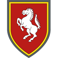 Auf rotem Grund springt ein silbernes Ross mit geschwungenem Schweif.