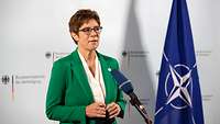 Kramp-Karrenbauer gibt ein Statement