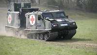 Transportfahrzeug Sanitätstrupp BV 206 S Gepanzertes Transportfahrzeug des Sanitätstrupps in schneller Fahrt .