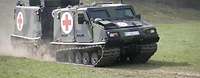 Transportfahrzeug Sanitätstrupp BV 206 S Gepanzertes Transportfahrzeug des Sanitätstrupps in schneller Fahrt .