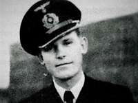 Oskar Kusch Schwarzweiß-Porträtaufnahme eines Marineoffiziers in dunkler Uniform.