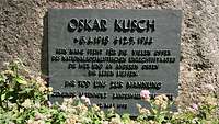 Oskar-Kusch-Straße Gedenktafel Eine rechteckige Metalltafel mit hervorgehobenen Buchstaben.