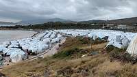 Viele weiße Flüchtlingszelte stehen eng beieinander. Zwischen diesen hängt die Wäsche der Flüchtlinge.