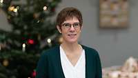 Ministerin Kramp-Karrenbauer im Porträt vor einem Weihnachtsbaum