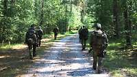 Ausbildung Fußpatrouille Soldaten auf einer Fußpatrouille durch den Wald.