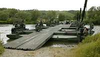Schwimmbrücke Amphibie M3 Die Schwimmbrücken Amphibie M3 schaffen einen Brückenschlag über den Fluss.