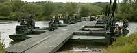 Schwimmbrücke Amphibie M3 Die Schwimmbrücken Amphibie M3 schaffen einen Brückenschlag über den Fluss.