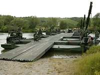 Schwimmbrücke Amphibie M3 Die Schwimmbrücken Amphibie M3 schaffen einen Brückenschlag über den Fluss.