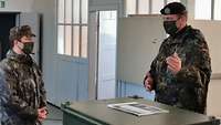 Zwei Soldaten unterhalten sich