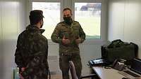 Zwei Soldaten unterhalten sich