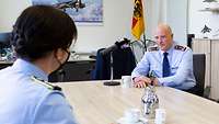 Der Inspekteur der Luftwaffe, Generalleutnant Gerhartz, sitzt an einem Konferenztisch im Interview mit unserer Redakteurin. 