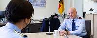 Inspekteur Luftwaffe Der Inspekteur der Luftwaffe, Generalleutnant Gerhartz, sitzt an einem Konferenztisch im Interview mit unserer Redakteurin.