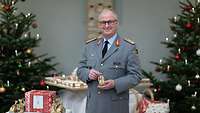 Generalinspektuer Zorn Generalinspekteur, Eberhard Zorn vor einer weihnachtlichen Dekoration mit Geschenken und Weihnachtsbäumen.
