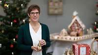 Verteidigungsministerin Kramp-Karrenbauer Bundesministerin der Verteidigung, Annegret Kramp-Karrenbauer vor einer weihnachtlichen Dekoration.