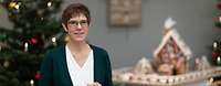 Verteidigungsministerin Kramp-Karrenbauer Bundesministerin der Verteidigung, Annegret Kramp-Karrenbauer vor einer weihnachtlichen Dekoration.