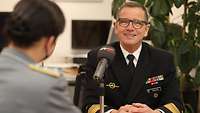 Inspekteur Marine Inspekteur der Marine, Vizeadmiral Andreas Krause, an einem Tisch sitzend, im Interview mit Radio Andernach.