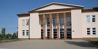 Ein helles, historisches Gebäude - einem kleinen Theater oder Kulturhaus ähnlich