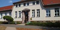 Ein historisches, helles, villenartiges Gebäude