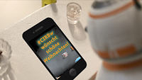 Ein Roboter schaut auf einen Handy