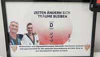 Bilderrahmen mit Bild. Darauf sind zwei Personen zu sehen
