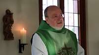 Diakon Manfred Lang am Altar beim Standortgottesdienst