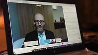 Ein Laptop mit einer Videokonferenz.