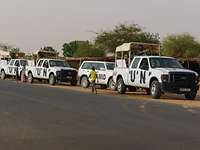 Eine UN-Patrouille im Sudan Fünf UN-Fahrzeuge stehen am Straßenrand