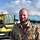 Portrait eines Soldaten, im Hintergrung ein Gabelstapler 