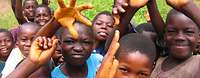 Viele Kinder lachen in die Kamera
