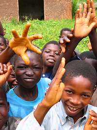 Viele Kinder lachen in die Kamera