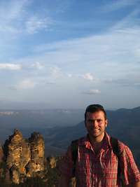  Axel Schönborn schaut in die Kamera, hinter ihm sind die Blue Mountains zu sehen