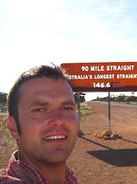 Axel Schönborn macht ein Selfie vor einem Straßenschild
