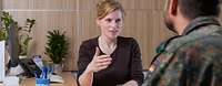 Reservist im Gespräch mit einer Sachbearbeiterin
