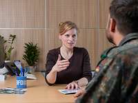 BFD Kachel Beratung und Förderung Reservist im Gespräch mit einer Sachbearbeiterin