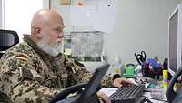 Ein Soldat arbeitet in einem Büro am Computer